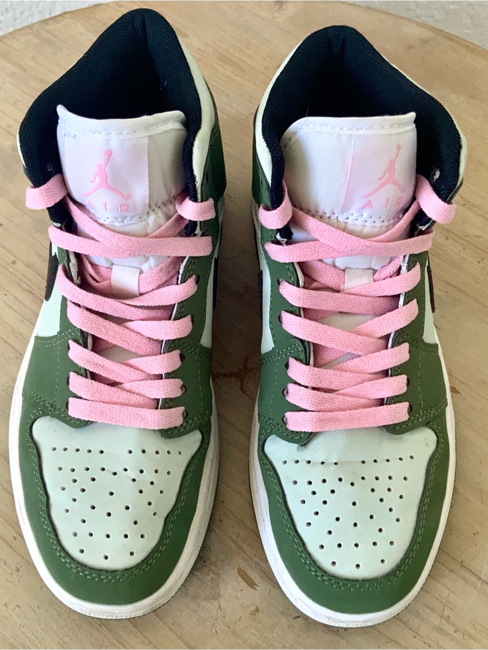 Women's Air Jordan Retro 1 Mid SE Casual Shoes - Picture 5 of 8
